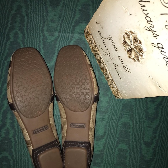 ❌SOLD❌Coach (Sharin) Khaki, signature loafers - Picture 10 of 12